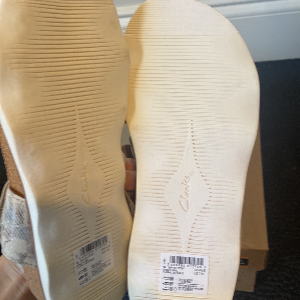 Clarks Brynn step sand floral adjustable sandal size 7 - Picture 4 of 5